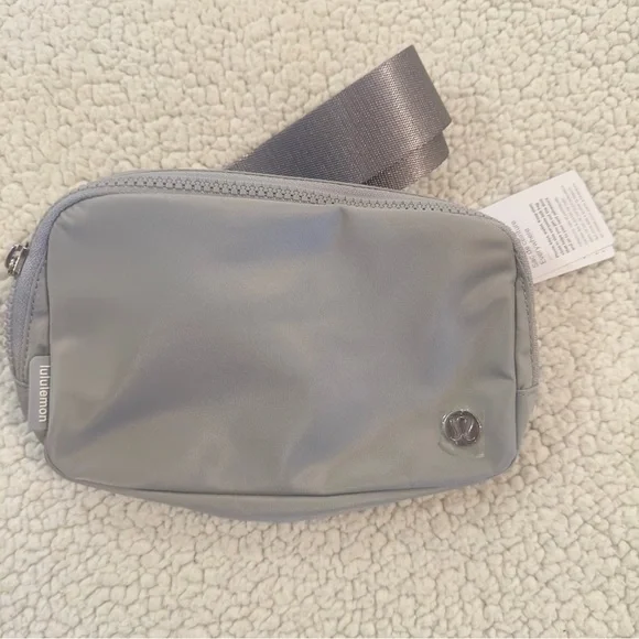 NWT Lululemon Everywhere Belt Bag in Silver Drop Gray - Picture 2 of 10